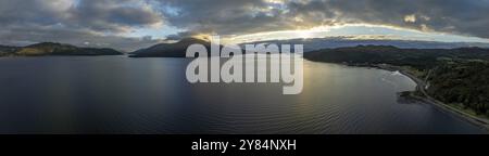 Abendstimmung am Loch Alsh mit Tulach Ard Hill und Skye Bridge, Drohnenaufnahme, Reraig, Kyle, Schottland, Großbritannien Stockfoto