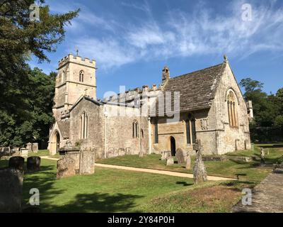 Holy Rood Church in der Nähe von Cirencester Cotswolds England Großbritannien an Einem schönen Sommertag mit Einem klaren blauen Himmel Stockfoto