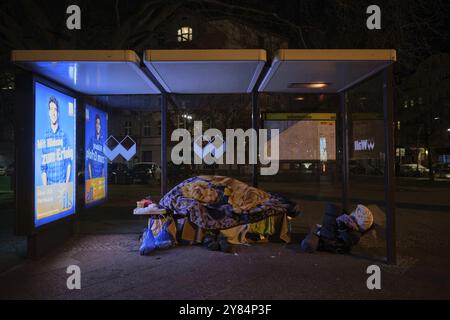 Deutschland, Berlin, 25. November 2018, Kaltwetterbus der Berliner Stadtmission, Obdachloser schläft in einer Bushaltestelle in der Amrumer Straße, Europa Stockfoto