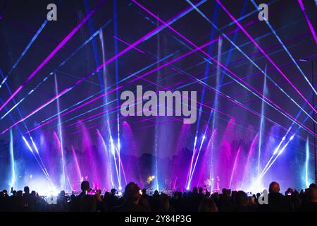 Im Elementaro findet vom 20. Bis 22. September 2024 eine Wasser- und Lichtshow in Bad Vilbel statt, die aus beweglichen Wasserfontänen besteht Stockfoto