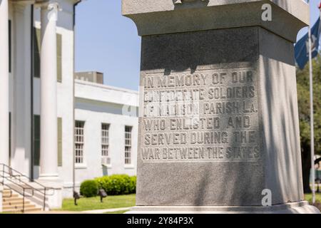 Tallulah, Louisiana, USA - 23. April 2024: Ein historisches öffentliches Denkmal aus dem Jahr 1912 steht zu Ehren der Soldaten der Konföderierten, die im Dienst der Zivilbevölkerung starben Stockfoto