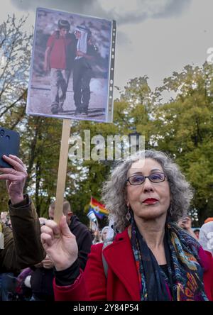 Deutschland, Berlin, 22. Oktober 2023, Solidaritätskundgebung für Israel. Kundgebung gegen Terror, Hass und Antisemitismus, in Solidarität und Kompassio Stockfoto