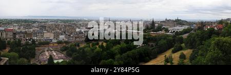 Blick vom Edinburgh Castle auf die Stadt Schottland Großbritannien an Einem wunderschönen Sommertag mit Ein paar Wolken im Himmel Stockfoto