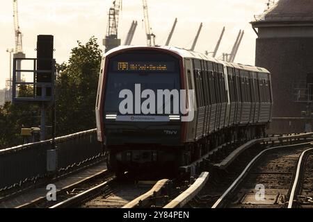 U-Bahn, Hamburger Verkehrsverbund HVV, Nahverkehr, Bahnstrecke im Abendlicht mit fahrendem Zug der U-Bahn-Linie U3 am Bau Stockfoto