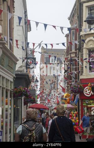 Weymouth Dorset Vereinigtes Königreich 21. Juli 2019 -: Shopper in schmalen Nebenstraßen mit Häppchen Stockfoto