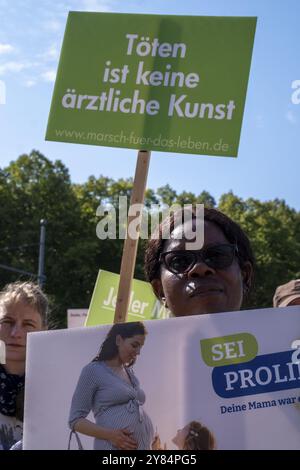 Deutschland, Berlin, 16.09.2023, Pro-Abtreibungskräfte demonstrieren in Berlin, mehrere hundert Anti-Abtreibung-Aktivisten haben für bedingungslosen Schutz demonstriert Stockfoto