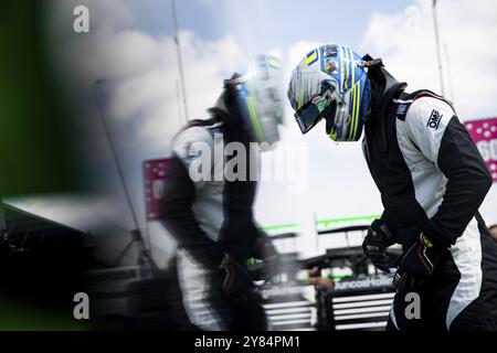 RASMUS LINDH (76) (R) aus Göteborg, Schweden, zieht sich vor einem Training für den GMR Grand Prix auf dem Indianapolis Motor Speedway in in in die Boxengasse Stockfoto