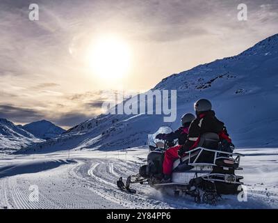 Schneemobil auf einem Pfad in den italienischen alpen Stockfoto