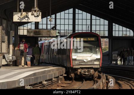 U-Bahn, Hamburger Verkehrsverbund HVV, Nahverkehr, Zug der U-Bahn-Linie U3 am Eingang am Bahnsteig der Baumwall-Haltestelle Ha Stockfoto