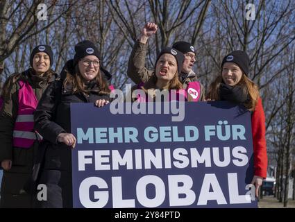 Deutschland, Berlin, 01.03.2023, Hilfsorganisationen begrüßen feministische Strategien, Hilfsorganisationen und Entwicklungsorganisationen begrüßen feministische Strategien Stockfoto