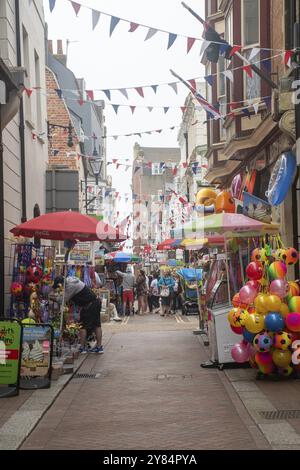 Weymouth Dorset Vereinigtes Königreich 21 Juli 2019 -: Einkaufsstraße am Meer bis zum Strand Stockfoto