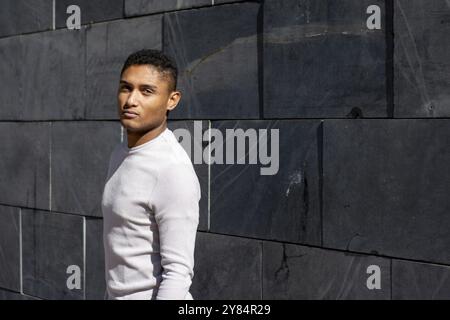 Porträt eines jungen latinos an einer grauen Wand Stockfoto