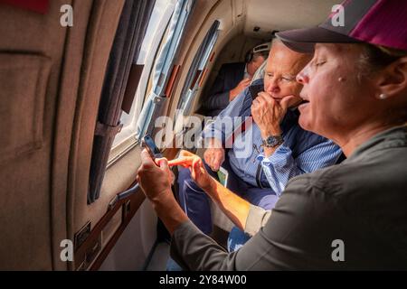 Asheville, Usa. Oktober 2024. Präsident Joe Biden spricht mit Bürgermeister Esther Manheimer aus Asheville, North Carolina, während einer Luftfahrt an Bord der Marine One, um die vom Hurrikan Helene betroffenen Gebiete am Mittwoch, den 2. Oktober 2024, im Westen von North Carolina zu untersuchen. White House Foto von Adam Schultz/UPI Credit: UPI/Alamy Live News Stockfoto