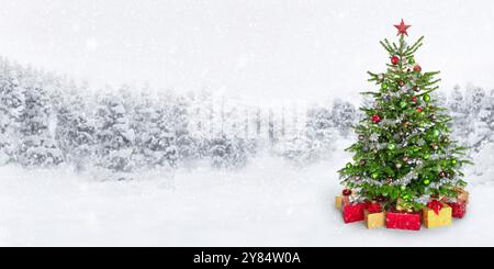 Fantasy-Weihnachtsszene mit einem dekorierten Baum und Geschenkboxen in verschneite Natur. Eine Reihe schneebedeckter Tannen bildet einen schönen, einfachen Hintergrund. Stockfoto