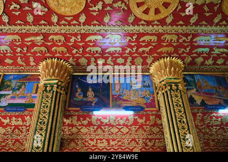 Detail der gemalten Säulen, Wandgemälde, Geschichte, Fabel, Szenen an der Wand. Im Wat Si Muang buddhistischen Tempelkomplex in Vientiane, Laos. Stockfoto