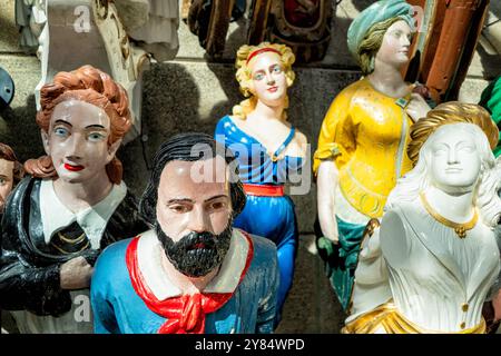 GREENWICH, Großbritannien – Galionsfiguren im Cutty Sark Museum in Greenwich, London. Die Cutty Sark ist ein restaurierter historischer britischer Clipper, der Sch segelt Stockfoto