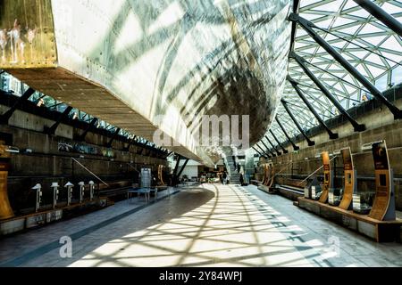 GREENWICH, Großbritannien - unter dem Rumpf des Cutty Sark im Trockendock von Greenwich. Die Cutty Sark ist ein restauriertes britisches Clipper-Segelschiff Stockfoto