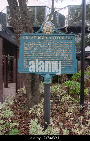 Tampa, FL, USA - 01. Oktober 2024 - Tampa Downtown mit Schild „Great Auto Race 1909“ Stockfoto