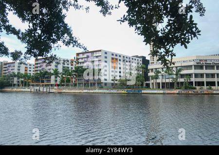 Tampa, FL, USA - 1. Oktober 2024 - Waterfront Tampa Downtown mit Apartments und Skyline Stockfoto