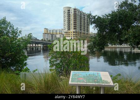 Tampa, FL, USA - 1. Oktober 2024 - Waterfront Tampa Downtown mit Apartments und Skyline Stockfoto