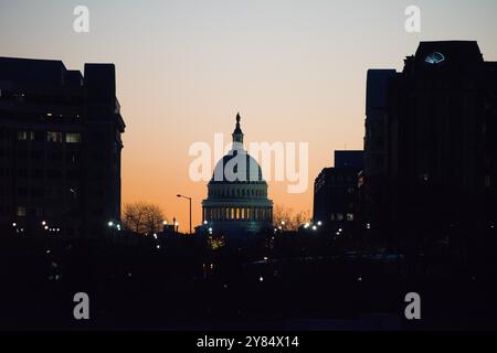 Kuppel des US-Kapitols bei Sonnenaufgang in Washington DC | WASHINGTON DC — Die Kuppel des US-Kapitols als Szene kurz vor Sonnenaufgang vom Tidal Basin in Washington DC. Stockfoto