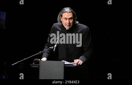 München, Deutschland. Oktober 2024. Dirigent Vladimir Jurowski auf der Bühne des Prinzregententheaters für den Internationalen Opernpreis, die Oscars der Opernwelt, werden 2024 zum zwölften Mal im Prinzregententheater verliehen. Quelle: Felix Hörhager/dpa/Alamy Live News Stockfoto