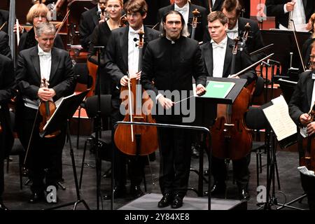 München, Deutschland. Oktober 2024. Dirigent Vladimir Jurowski auf der Bühne des Prinzregententheaters für den Internationalen Opernpreis, die Oscars der Opernwelt, werden 2024 zum zwölften Mal im Prinzregententheater verliehen. Quelle: Felix Hörhager/dpa/Alamy Live News Stockfoto