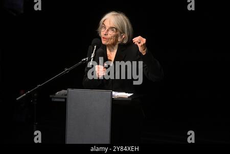 München, Deutschland. Oktober 2024. Die Autorin Donna Leon wird im Prinzregententheater für die Internationalen Opernpreise, die Oscars der Opernwelt, die zum zwölften Mal im Prinzregententheater 2024 verliehen werden, auf der Bühne sein. Quelle: Felix Hörhager/dpa/Alamy Live News Stockfoto