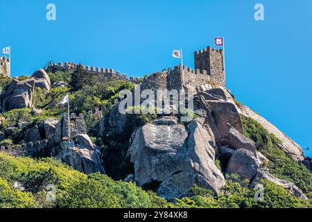 SINTRA, Portugal – die maurische Burg (Castelo dos Mouros) steht auf einem Hügel oberhalb der Stadt Sintra. Diese mittelalterliche Festung mit ihren Steinmauern, die sich entlang des Berges schlängeln, bietet eine dramatische Silhouette am Himmel und bietet einen beeindruckenden Blick auf die umliegende Landschaft. Stockfoto