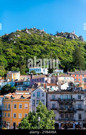 SINTRA, Portugal – die maurische Burg (Castelo dos Mouros) steht auf einem Hügel oberhalb der Stadt Sintra. Diese mittelalterliche Festung mit ihren Steinmauern, die sich entlang des Berges schlängeln, bietet eine dramatische Silhouette am Himmel und bietet einen beeindruckenden Blick auf die umliegende Landschaft. Stockfoto