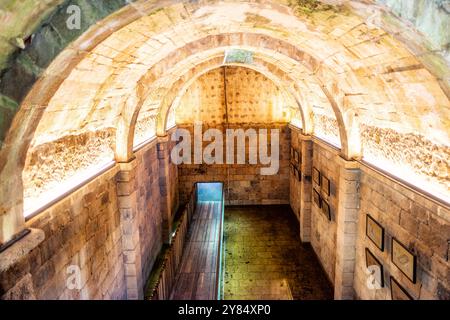 SINTRA, Portugal – eine unterirdische Steinlagerkammer mit einem gewölbten Ziegeldach an der maurischen Burg (Castelo dos Mouros) in Sintra. Diese gut erhaltene unterirdische Struktur zeigt mittelalterliche Architekturtechniken und bietet Einblicke in die Infrastruktur und den täglichen Betrieb der Burg. Stockfoto