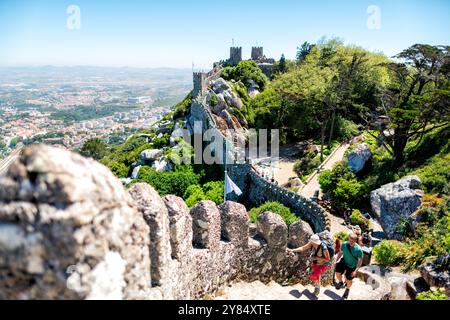 SINTRA, Portugal – Ein fantastischer Panoramablick von der Spitze der Maurischen Burg (Castelo dos Mouros) in Sintra. Die mittelalterliche Festung hoch oben in den Sintra Bergen bietet atemberaubende Ausblicke auf die umliegende Landschaft, einschließlich Blicke auf andere historische Sehenswürdigkeiten und den fernen Atlantik. Stockfoto