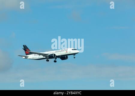 Elizabeth, New Jersey - 2. Oktober 2024: Ein Air Canada Airbus A220-300 landet am Newark Liberty International Airport (EWR) Stockfoto