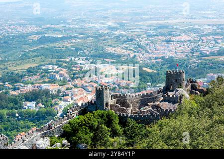 SINTRA, Portugal – Ein fantastischer Panoramablick von der Spitze der Maurischen Burg (Castelo dos Mouros) in Sintra. Die mittelalterliche Festung hoch oben in den Sintra Bergen bietet atemberaubende Ausblicke auf die umliegende Landschaft, einschließlich Blicke auf andere historische Sehenswürdigkeiten und den fernen Atlantik. Stockfoto