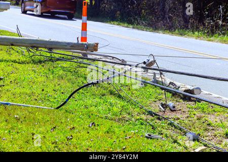 Wind von starkem Tornado hat gebrochene elektrische Pole mit angebrachten Drähten Stockfoto