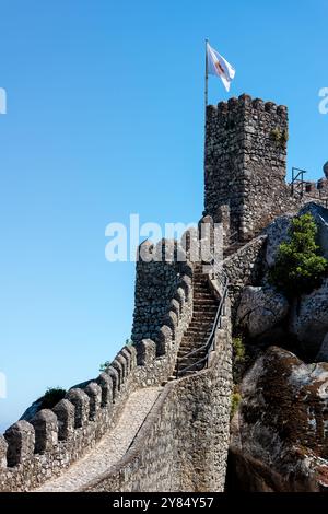 SINTRA, Portugal – Ein fantastischer Panoramablick von der Spitze der Maurischen Burg (Castelo dos Mouros) in Sintra. Die mittelalterliche Festung hoch oben in den Sintra Bergen bietet atemberaubende Ausblicke auf die umliegende Landschaft, einschließlich Blicke auf andere historische Sehenswürdigkeiten und den fernen Atlantik. Stockfoto