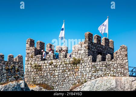 SINTRA, Portugal – Ein fantastischer Panoramablick von der Spitze der Maurischen Burg (Castelo dos Mouros) in Sintra. Die mittelalterliche Festung hoch oben in den Sintra Bergen bietet atemberaubende Ausblicke auf die umliegende Landschaft, einschließlich Blicke auf andere historische Sehenswürdigkeiten und den fernen Atlantik. Stockfoto