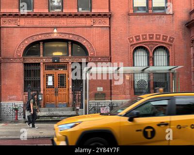 New York, USA. August 2024. Ein Taxi fährt vor der Ottendorf Library in New York. Quelle: Benno Schwinghammer/dpa/Alamy Live News Stockfoto