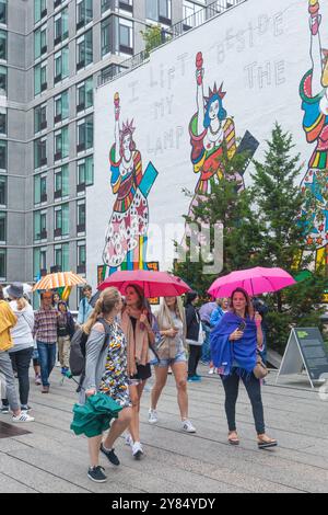 New York, New York, 19. August 2018: An einem trostlosen, regnerischen Sommertag spazieren die Menschen entlang der High Line in Chelsea Stockfoto