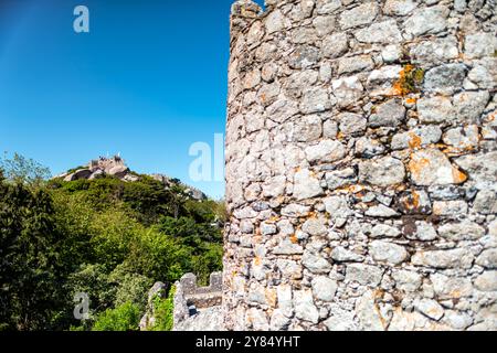 SINTRA, Portugal – Ein fantastischer Panoramablick von der Spitze der Maurischen Burg (Castelo dos Mouros) in Sintra. Die mittelalterliche Festung hoch oben in den Sintra Bergen bietet atemberaubende Ausblicke auf die umliegende Landschaft, einschließlich Blicke auf andere historische Sehenswürdigkeiten und den fernen Atlantik. Stockfoto