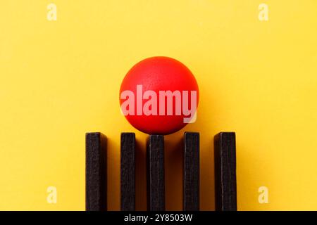 Die Kugel wird von mehreren Holzfiguren in einer Reihe getragen Stockfoto