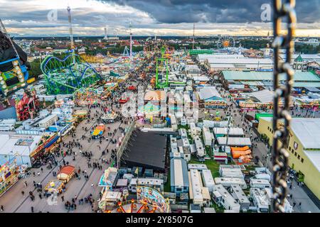 Flug durch den Münchner Himmel, vom Kettenflieger Bayern Tower bietet sich ein toller Blick auf das Oktoberfest, München, Oktober 2024 Deutschland, München, Oktober 2024, Wiesnbesucher genießen in 90 Metern Höhe den wunderbaren Blick über das Oktoberfest, fliegen mit dem Kettenflieger Bayern Tower, 90 Meter hohes Kettenkarussell, Theresienwiese, Fahrgeschäft gehört Schausteller Egon Kaiser, Mittwochabend, Himmel bewölkt, Wiesnwetter, bayerisch, Volksfest, Herbst, Bayern, *** Flug durch den Münchner Himmel, vom Kettenflieger Bayern Turm haben Sie einen tollen Blick auf das Oktoberfest, München, Oktober Stockfoto