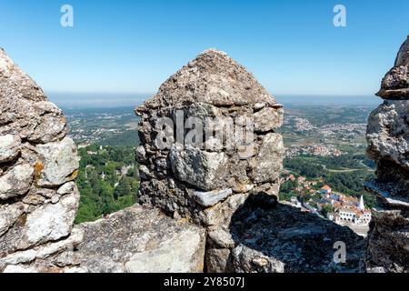 SINTRA, Portugal – Ein fantastischer Panoramablick von der Spitze der Maurischen Burg (Castelo dos Mouros) in Sintra. Die mittelalterliche Festung hoch oben in den Sintra Bergen bietet atemberaubende Ausblicke auf die umliegende Landschaft, einschließlich Blicke auf andere historische Sehenswürdigkeiten und den fernen Atlantik. Stockfoto