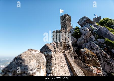 SINTRA, Portugal – Ein fantastischer Panoramablick von der Spitze der Maurischen Burg (Castelo dos Mouros) in Sintra. Die mittelalterliche Festung hoch oben in den Sintra Bergen bietet atemberaubende Ausblicke auf die umliegende Landschaft, einschließlich Blicke auf andere historische Sehenswürdigkeiten und den fernen Atlantik. Stockfoto