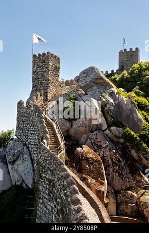 SINTRA, Portugal – Ein fantastischer Panoramablick von der Spitze der Maurischen Burg (Castelo dos Mouros) in Sintra. Die mittelalterliche Festung hoch oben in den Sintra Bergen bietet atemberaubende Ausblicke auf die umliegende Landschaft, einschließlich Blicke auf andere historische Sehenswürdigkeiten und den fernen Atlantik. Stockfoto