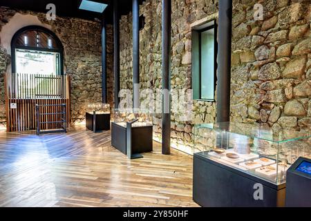 SINTRA, Portugal – Museumsausstellungen im Castelo dos Mouros (maurische Burg) in Sintra zeigen archäologische Funde und historische Artefakte. Die Ausstellungen bieten Besuchern Einblicke in die reiche Geschichte der Burg, von ihren maurischen Ursprüngen über die christliche Wiedereroberung und darüber hinaus, vor dem Hintergrund der mittelalterlichen Festung. Stockfoto