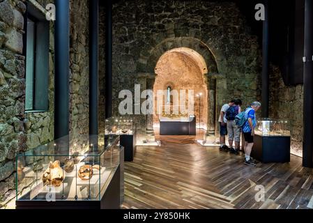 SINTRA, Portugal – Museumsausstellungen im Castelo dos Mouros (maurische Burg) in Sintra zeigen archäologische Funde und historische Artefakte. Die Ausstellungen bieten Besuchern Einblicke in die reiche Geschichte der Burg, von ihren maurischen Ursprüngen über die christliche Wiedereroberung und darüber hinaus, vor dem Hintergrund der mittelalterlichen Festung. Stockfoto