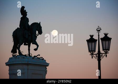 LISSABON, Portugal – die Reiterstatue von König Joseph I., geschaffen vom Bildhauer Joaquim Machado de Castro, steht im Zentrum von Praca do Stockfoto