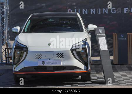 Vorderansicht eines nagelneuen dongfeng Forthing friday EVV Elektro-suv-Autos, das auf einer Automobilausstellung geparkt wurde Stockfoto