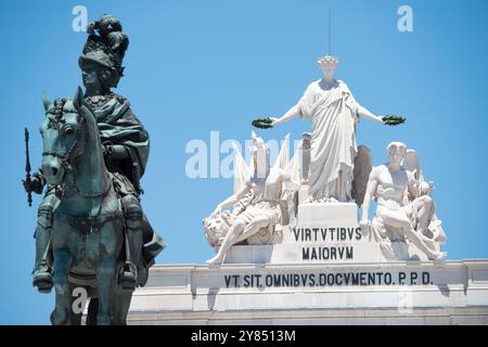 LISSABON, Portugal – die Reiterstatue von König Joseph I., geschaffen vom Bildhauer Joaquim Machado de Castro, steht im Zentrum von Praca do Stockfoto